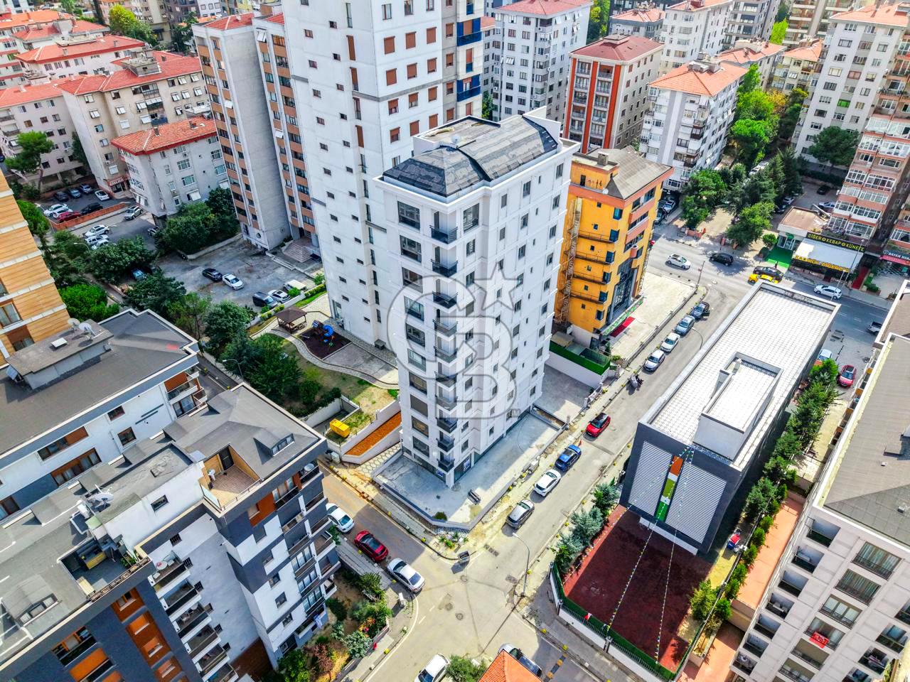 KADIKÖY ZİVERBEYDE CADDEYE 2.BİNADA 200 M2 SATILIK KÖŞE DÜKKAN