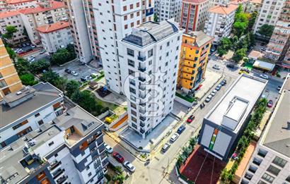 KADIKÖY ZİVERBEYDE CADDEYE 2.BİNADA 200 M2 SATILIK KÖŞE DÜKKAN