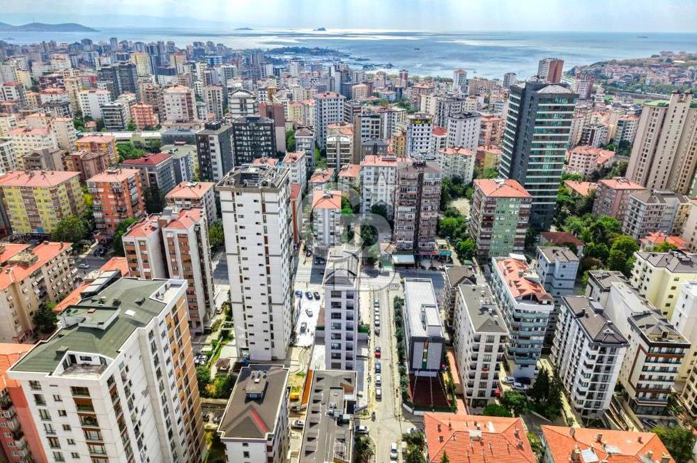 KADIKÖY ZİVERBEYDE CADDEYE 2.BİNADA 200 M2 SATILIK KÖŞE DÜKKAN