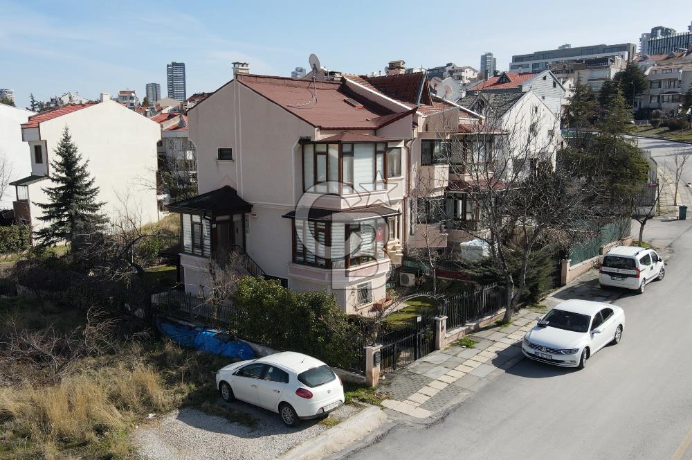 İLKO SİTESİNDE 4+2 275 M2 FERAH ŞÖMİNELİ SATILIK VİLLA