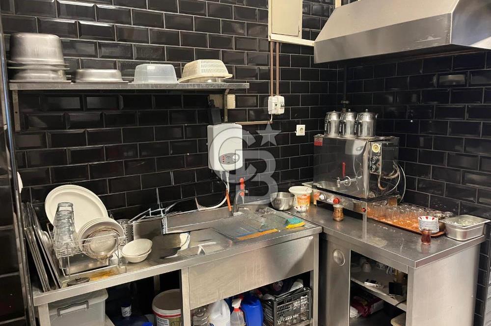 Balat Meydanı'nda Hazır Kiracılı Satılık Dükkan