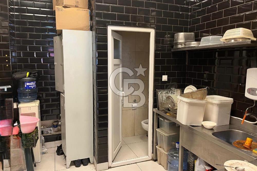 Balat Meydanı'nda Hazır Kiracılı Satılık Dükkan