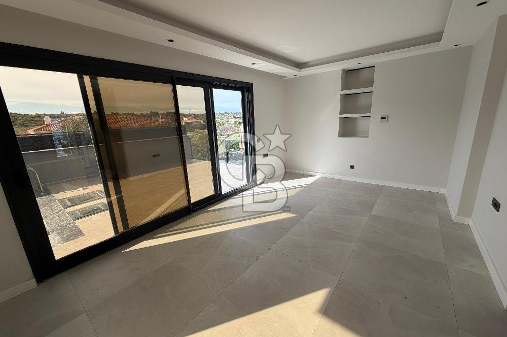 Çeşme’de Müstakil Havuzlu 6+2 Satılık Villa 