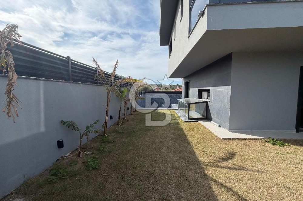 Çeşme’de Müstakil Havuzlu 6+2 Satılık Villa 