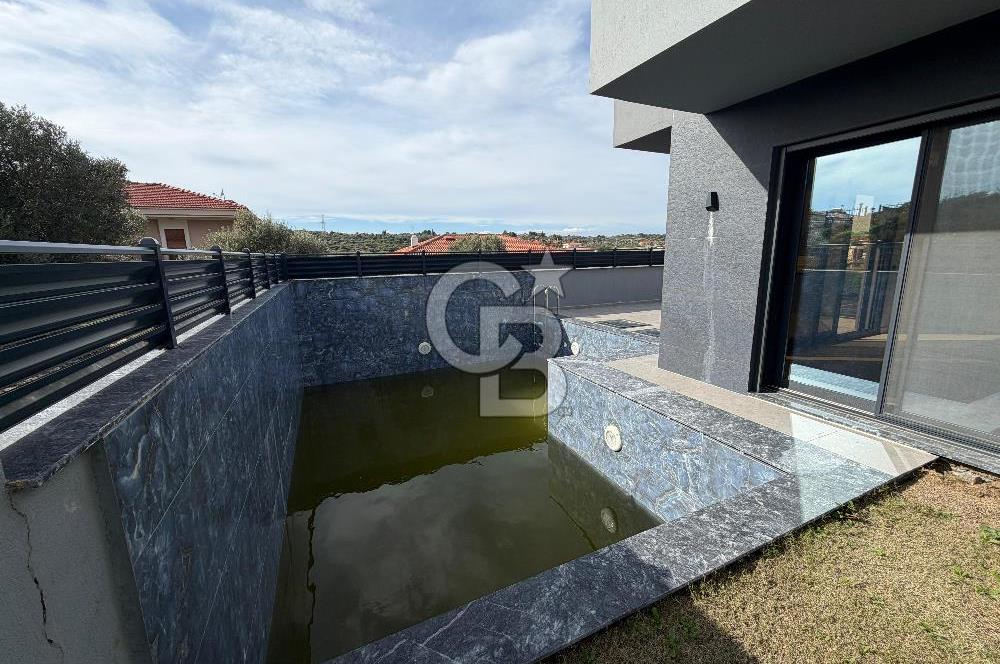 Çeşme’de Müstakil Havuzlu 6+2 Satılık Villa 