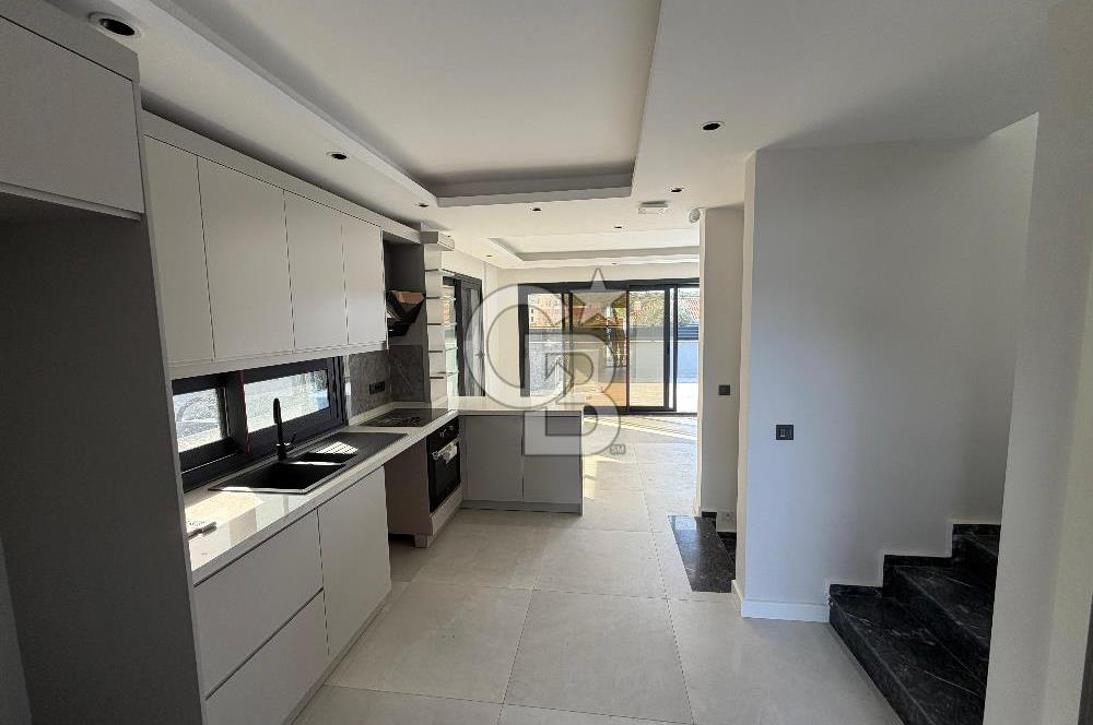 Çeşme’de Müstakil Havuzlu 6+2 Satılık Villa 