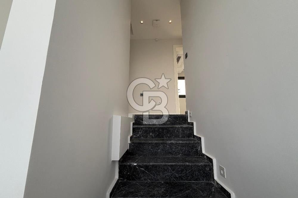 Çeşme’de Müstakil Havuzlu 6+2 Satılık Villa 