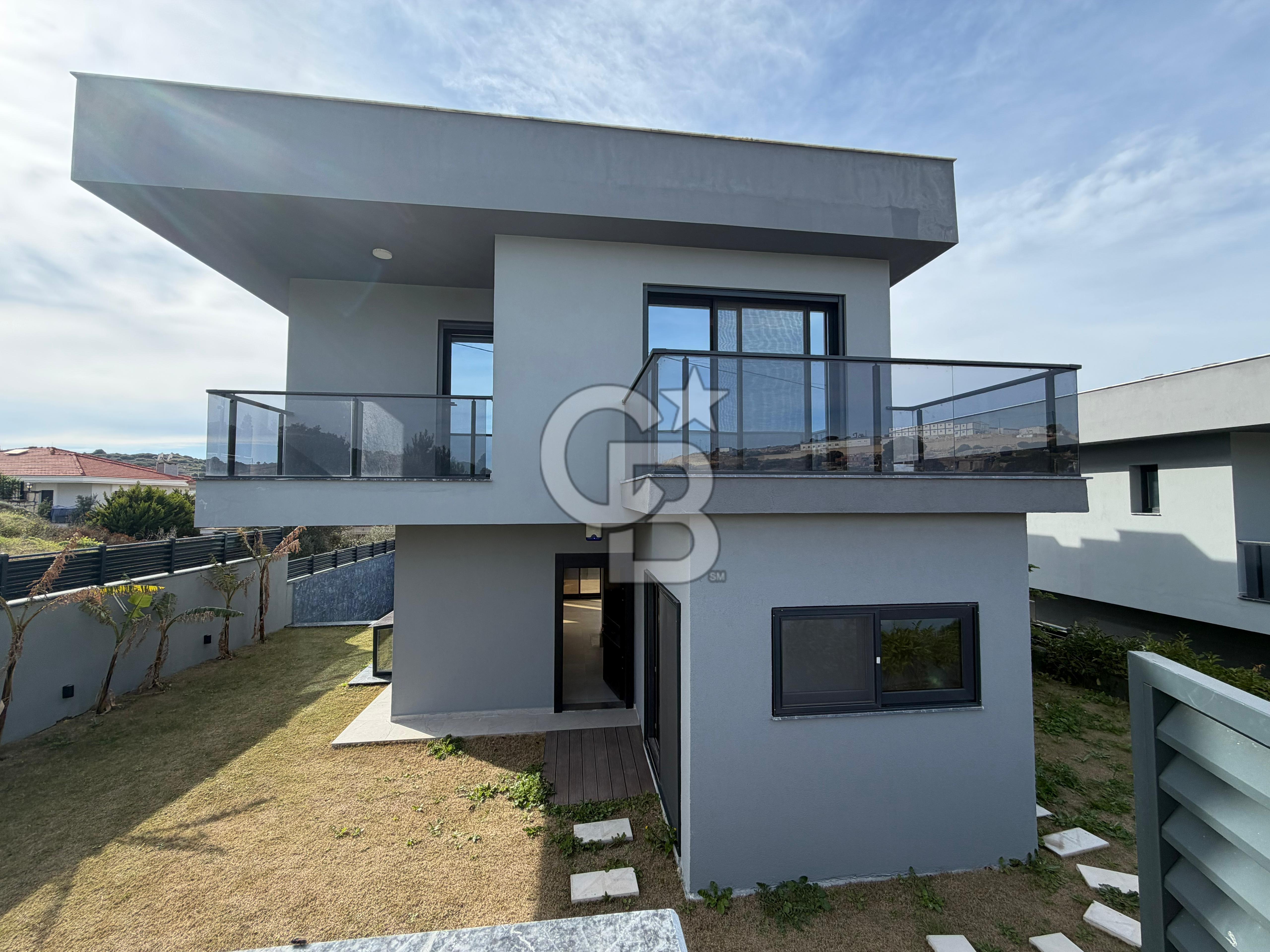 Çeşme’de Müstakil Havuzlu 6+2 Satılık Villa 