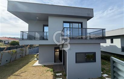 Çeşme’de Müstakil Havuzlu 6+2 Satılık Villa 