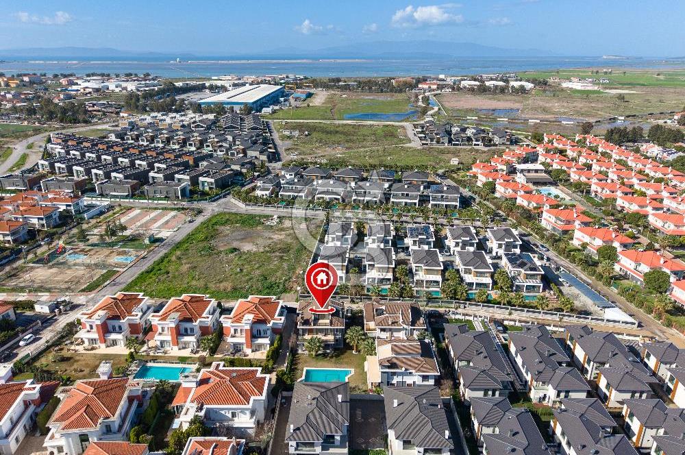 SASALI ÜÇ KONAKLAR SİTESİ’NDE HAVUZ CEPHELİ SATILIK 5+1 VİLLA