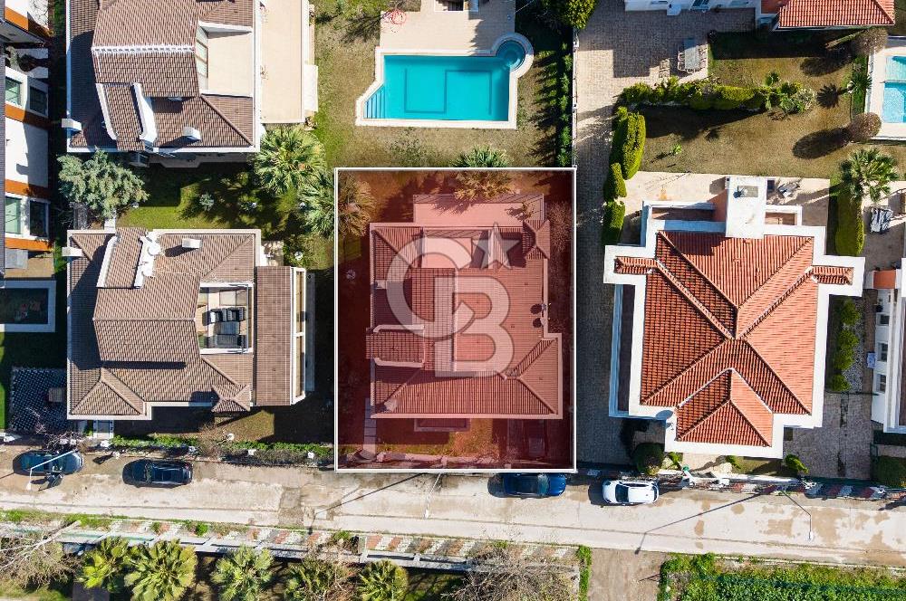 SASALI ÜÇ KONAKLAR SİTESİ’NDE HAVUZ CEPHELİ SATILIK 5+1 VİLLA