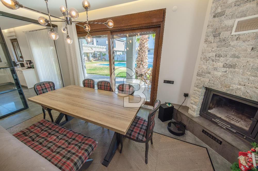 SASALI ÜÇ KONAKLAR SİTESİ’NDE HAVUZ CEPHELİ SATILIK 5+1 VİLLA