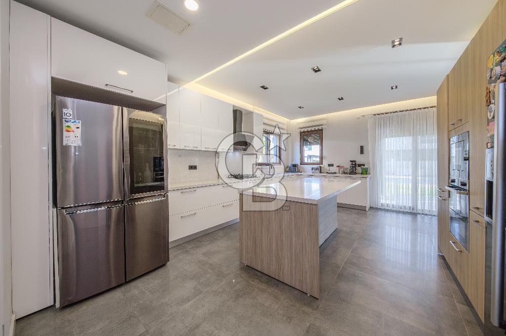 SASALI ÜÇ KONAKLAR SİTESİ’NDE HAVUZ CEPHELİ SATILIK 5+1 VİLLA