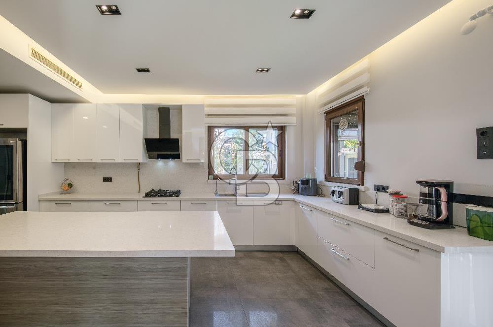 SASALI ÜÇ KONAKLAR SİTESİ’NDE HAVUZ CEPHELİ SATILIK 5+1 VİLLA