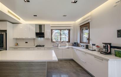 SASALI ÜÇ KONAKLAR SİTESİ’NDE HAVUZ CEPHELİ SATILIK 5+1 VİLLA