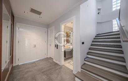 SASALI ÜÇ KONAKLAR SİTESİ’NDE HAVUZ CEPHELİ SATILIK 5+1 VİLLA