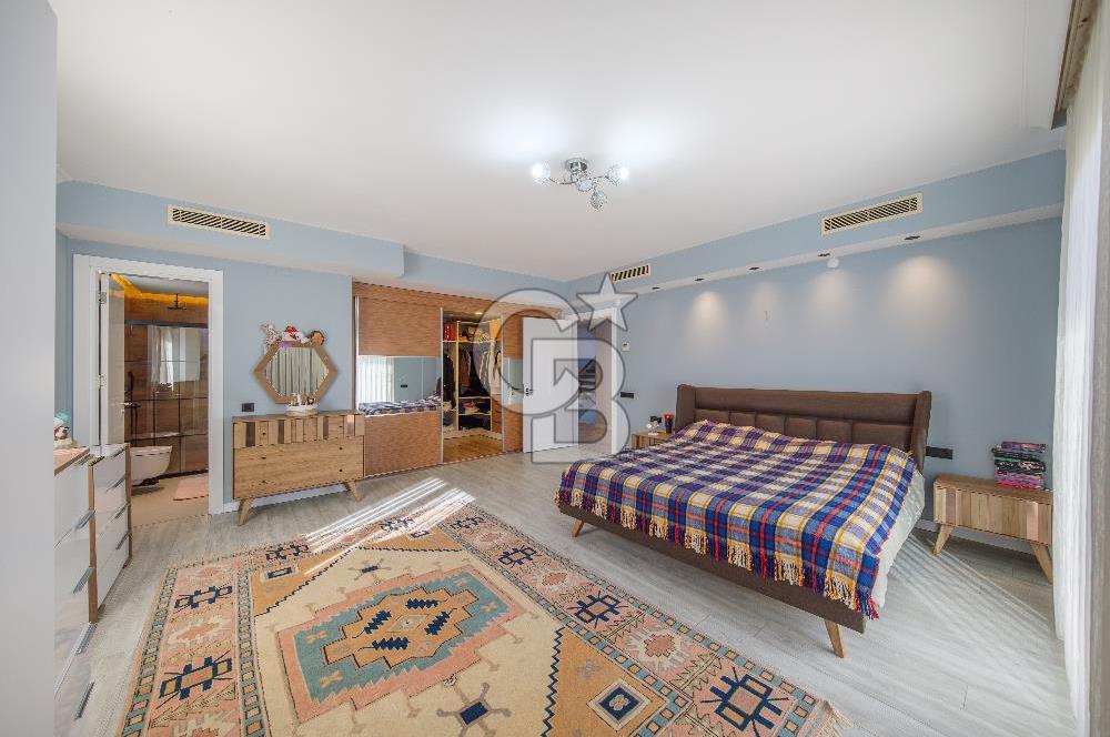 SASALI ÜÇ KONAKLAR SİTESİ’NDE HAVUZ CEPHELİ SATILIK 5+1 VİLLA