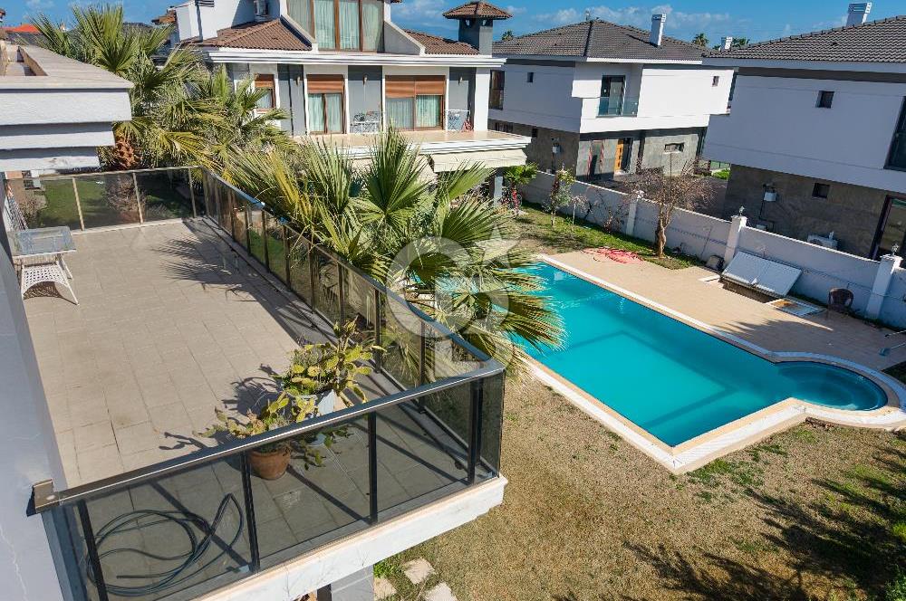 SASALI ÜÇ KONAKLAR SİTESİ’NDE HAVUZ CEPHELİ SATILIK 5+1 VİLLA