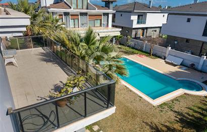 SASALI ÜÇ KONAKLAR SİTESİ’NDE HAVUZ CEPHELİ SATILIK 5+1 VİLLA