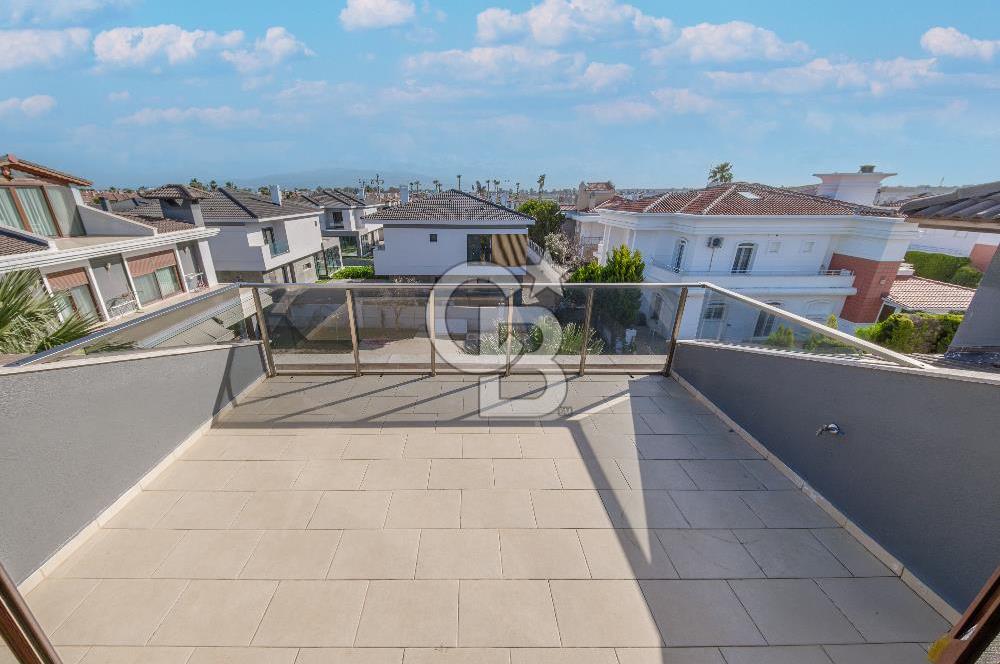 SASALI ÜÇ KONAKLAR SİTESİ’NDE HAVUZ CEPHELİ SATILIK 5+1 VİLLA