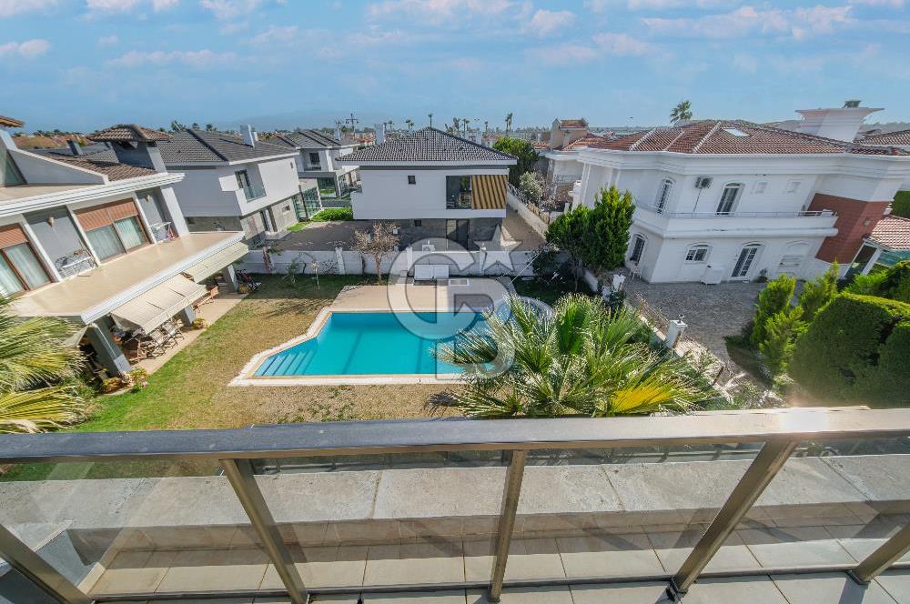 SASALI ÜÇ KONAKLAR SİTESİ’NDE HAVUZ CEPHELİ SATILIK 5+1 VİLLA