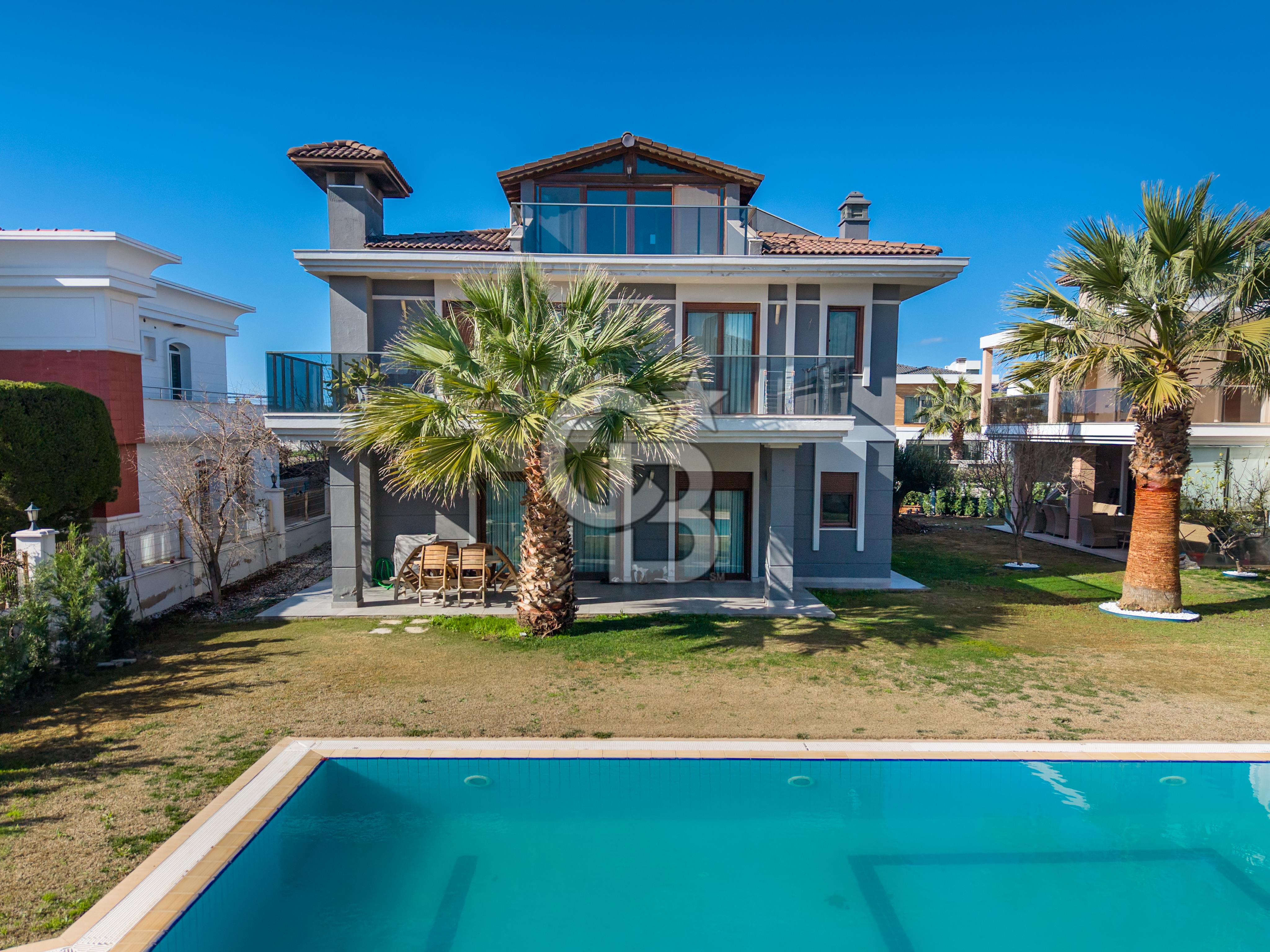 SASALI ÜÇ KONAKLAR SİTESİ’NDE HAVUZ CEPHELİ SATILIK 5+1 VİLLA