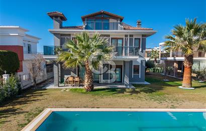 SASALI ÜÇ KONAKLAR SİTESİ’NDE HAVUZ CEPHELİ SATILIK 5+1 VİLLA