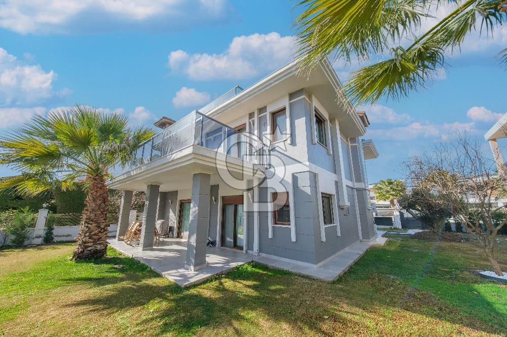 SASALI ÜÇ KONAKLAR SİTESİ’NDE HAVUZ CEPHELİ SATILIK 5+1 VİLLA