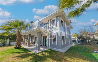 SASALI ÜÇ KONAKLAR SİTESİ’NDE HAVUZ CEPHELİ SATILIK 5+1 VİLLA