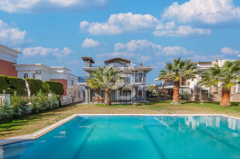 SASALI ÜÇ KONAKLAR SİTESİ’NDE HAVUZ CEPHELİ SATILIK 5+1 VİLLA