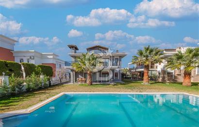 SASALI ÜÇ KONAKLAR SİTESİ’NDE HAVUZ CEPHELİ SATILIK 5+1 VİLLA