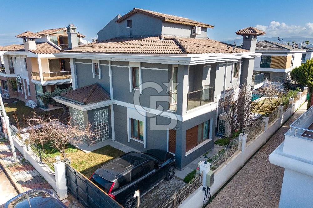 SASALI ÜÇ KONAKLAR SİTESİ’NDE HAVUZ CEPHELİ SATILIK 5+1 VİLLA