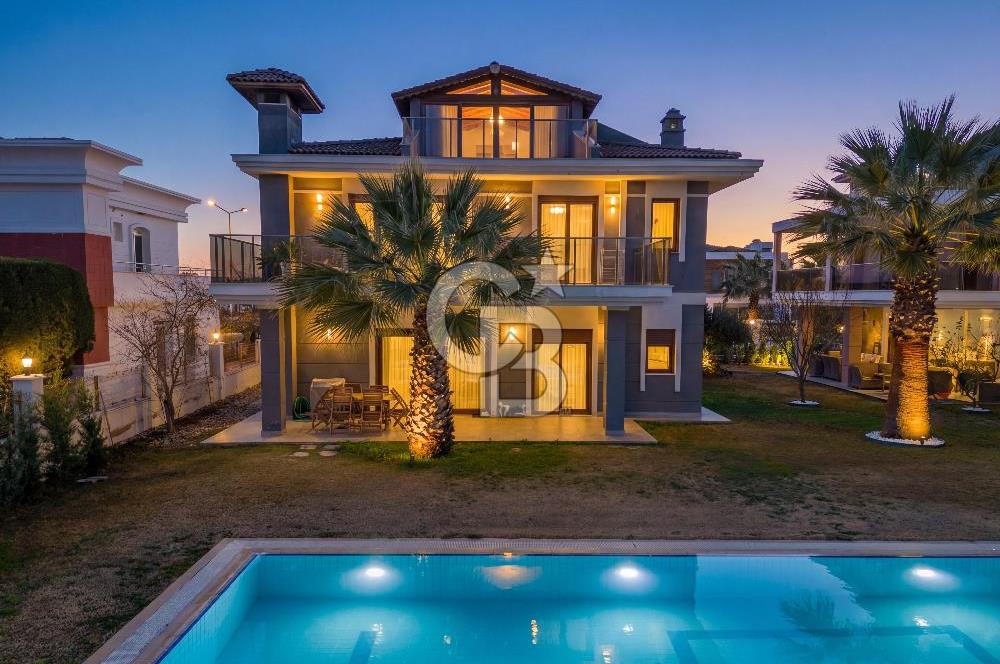 SASALI ÜÇ KONAKLAR SİTESİ’NDE HAVUZ CEPHELİ SATILIK 5+1 VİLLA