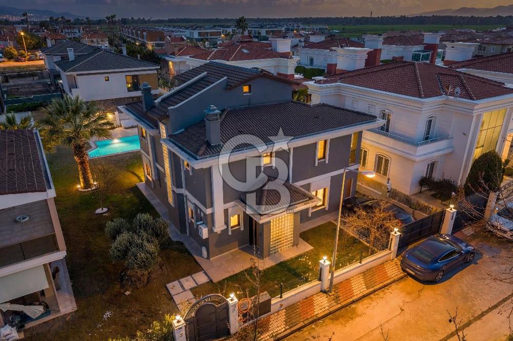 SASALI ÜÇ KONAKLAR SİTESİ’NDE HAVUZ CEPHELİ SATILIK 5+1 VİLLA