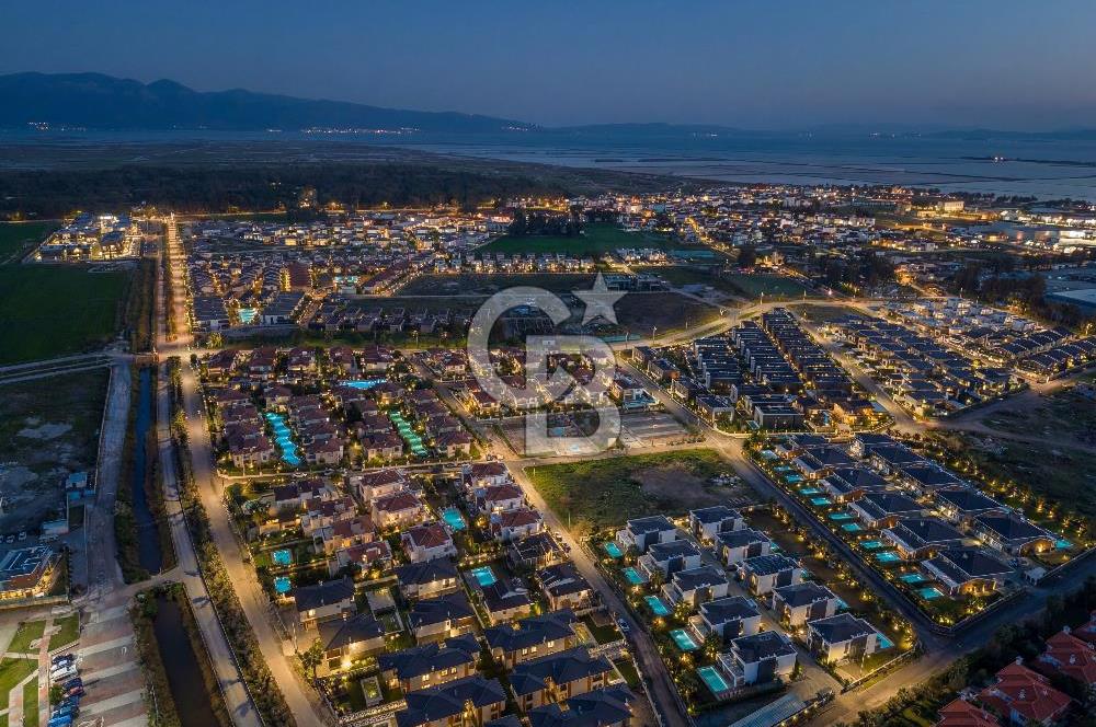 SASALI ÜÇ KONAKLAR SİTESİ’NDE HAVUZ CEPHELİ SATILIK 5+1 VİLLA