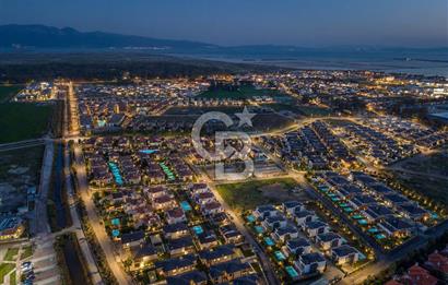 SASALI ÜÇ KONAKLAR SİTESİ’NDE HAVUZ CEPHELİ SATILIK 5+1 VİLLA