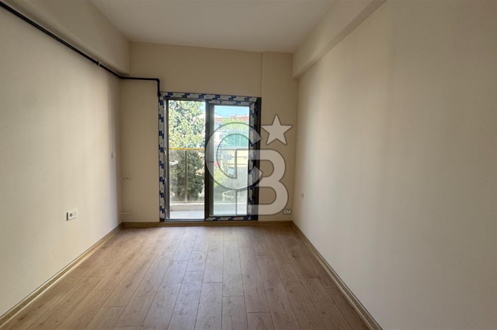 BORNOVA, KÜÇÜK PARKTA KİRALIK 1+1 DAİRE