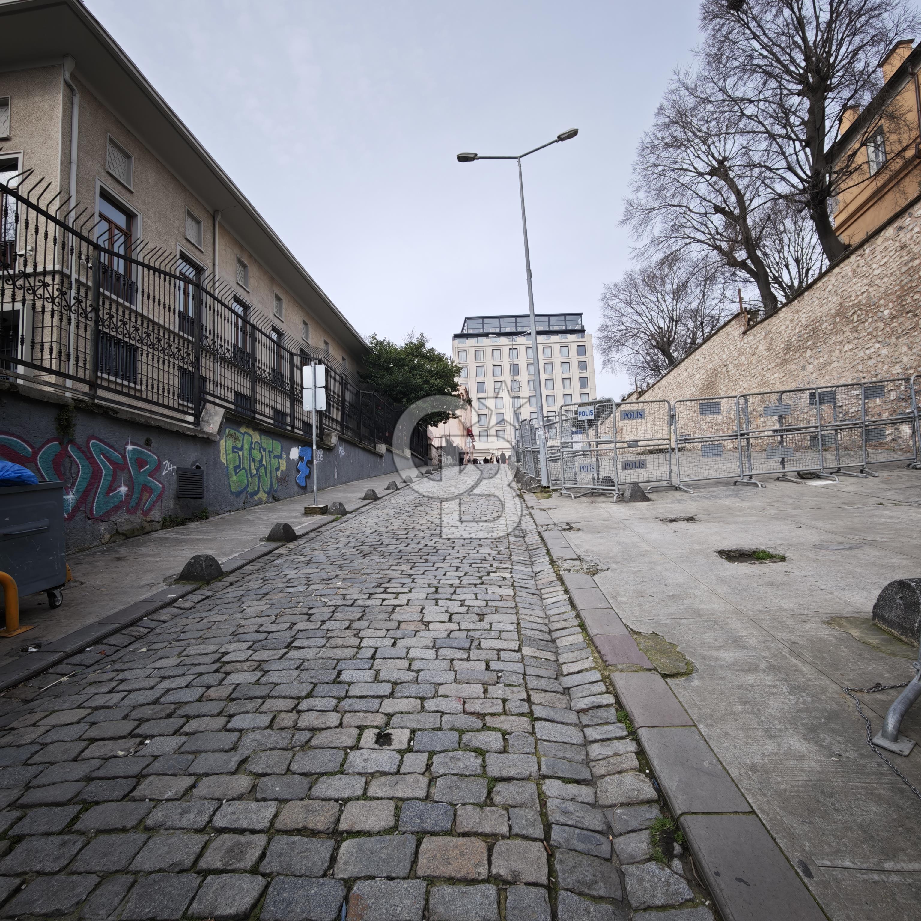 TÜNEL MEYDANA,METROYA YAKIN, 50M2, 1+1 EŞYASIZ KİRALIK OFİS VEYA KONUT