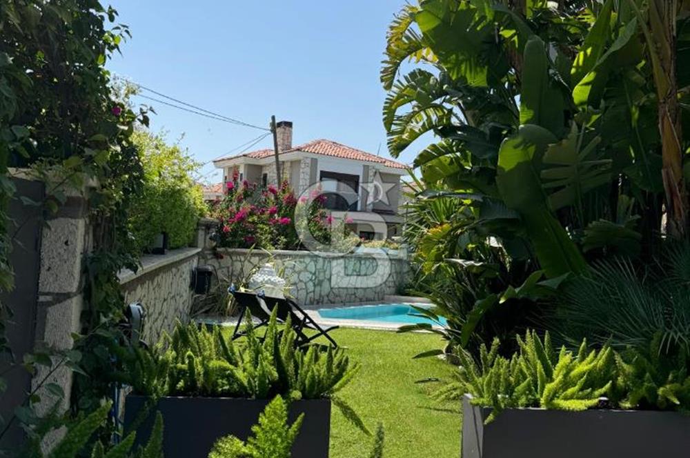 ALAÇATI GÖBENE MAHALLESİNDE SATILIK LÜKS VİLLA