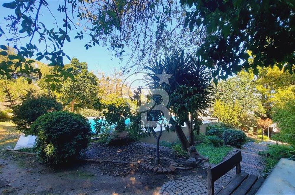 Urla Denizli Mahallesi’nde Satılık Müstakil Taş Villa | Havuzlu, Bahçeli, Hamamlı