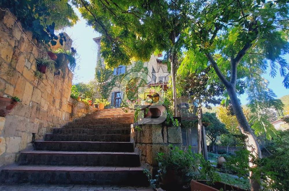 Urla Denizli Mahallesi’nde Satılık Müstakil Taş Villa | Havuzlu, Bahçeli, Hamamlı