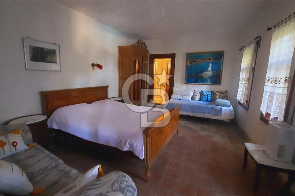 Urla Denizli Mahallesi’nde Satılık Müstakil Taş Villa | Havuzlu, Bahçeli, Hamamlı