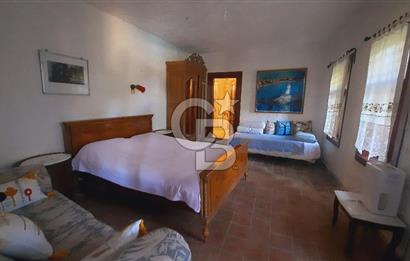 Urla Denizli Mahallesi’nde Satılık Müstakil Taş Villa | Havuzlu, Bahçeli, Hamamlı