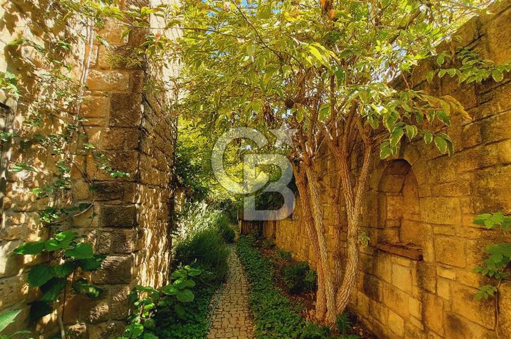 Urla Denizli Mahallesi’nde Satılık Müstakil Taş Villa | Havuzlu, Bahçeli, Hamamlı