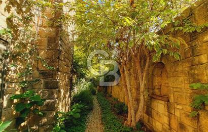 Urla Denizli Mahallesi’nde Satılık Müstakil Taş Villa | Havuzlu, Bahçeli, Hamamlı