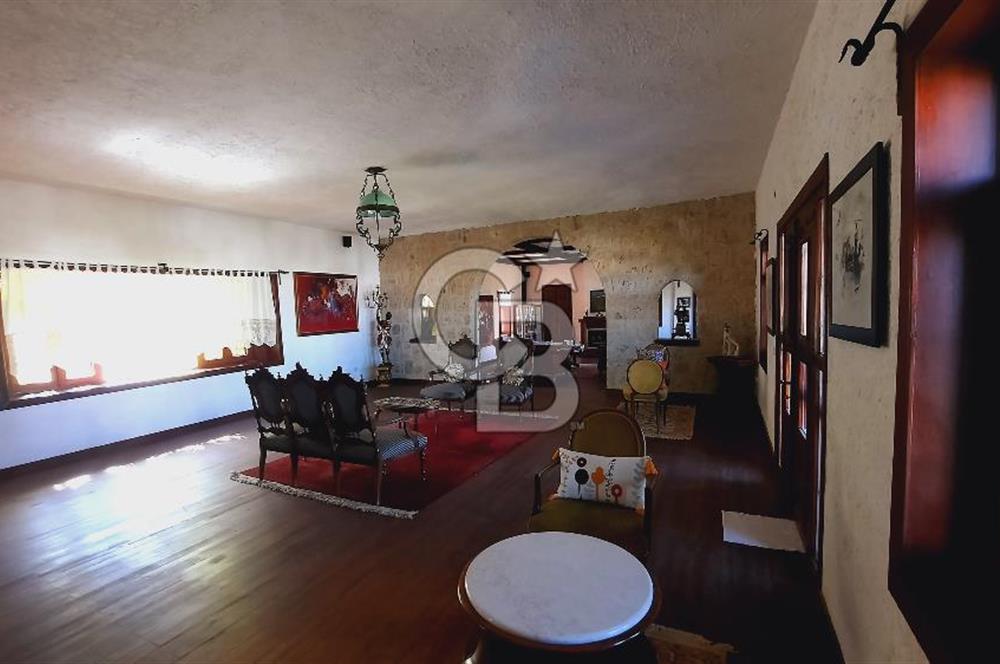 Urla Denizli Mahallesi’nde Satılık Müstakil Taş Villa | Havuzlu, Bahçeli, Hamamlı