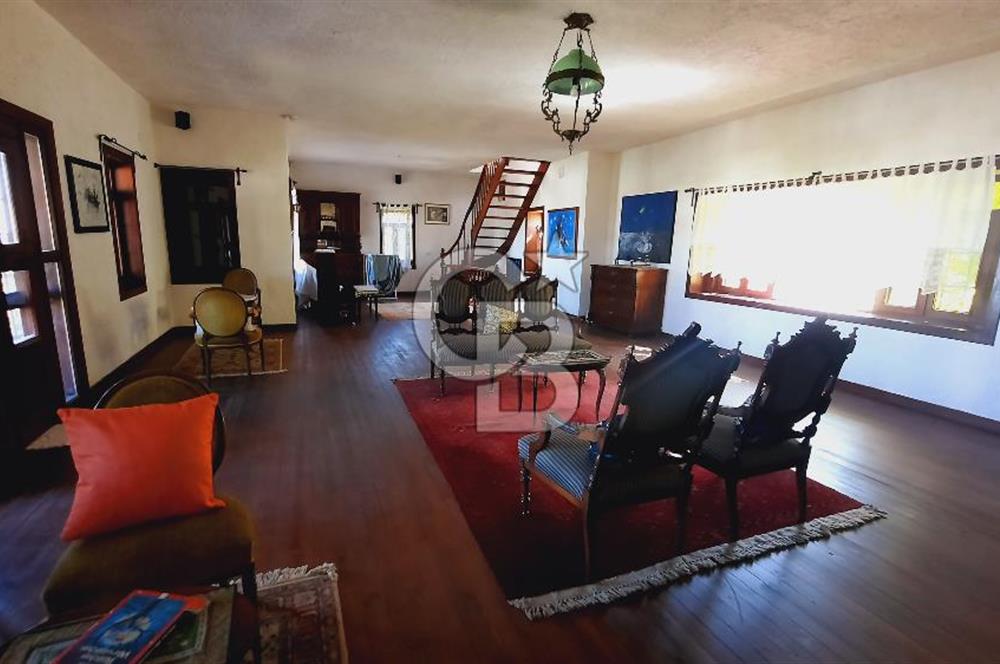 Urla Denizli Mahallesi’nde Satılık Müstakil Taş Villa | Havuzlu, Bahçeli, Hamamlı