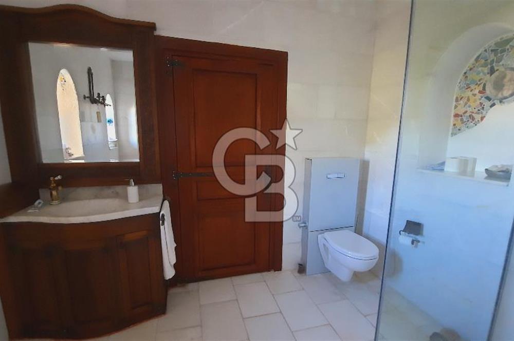 Urla Denizli Mahallesi’nde Satılık Müstakil Taş Villa | Havuzlu, Bahçeli, Hamamlı