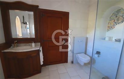 Urla Denizli Mahallesi’nde Satılık Müstakil Taş Villa | Havuzlu, Bahçeli, Hamamlı