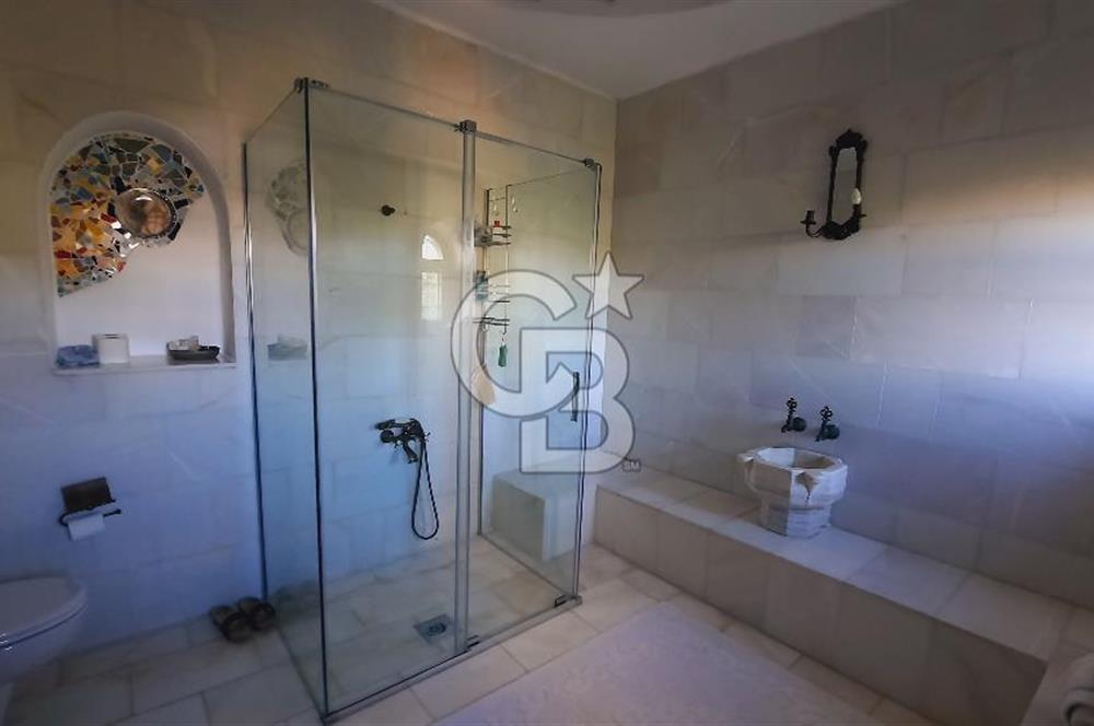 Urla Denizli Mahallesi’nde Satılık Müstakil Taş Villa | Havuzlu, Bahçeli, Hamamlı